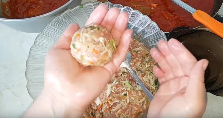 Оформяме кръгли зелеви рулца.