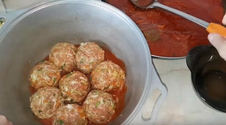 Разстиламе мързеливи зелеви рулца в казан.