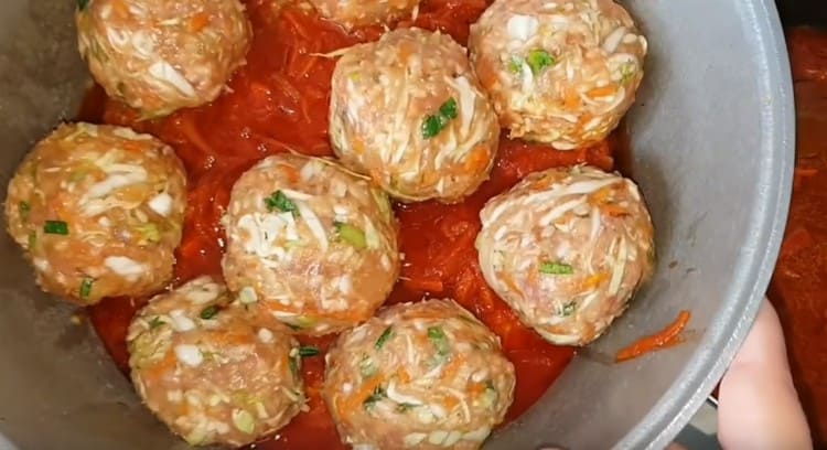 Разпределяме мързеливите зелеви ролки в казана на пластове.