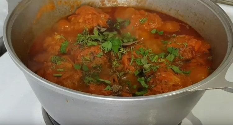 Готовите мързеливи зелеви рулца със зеле и смляно месо сезон с нарязани билки.