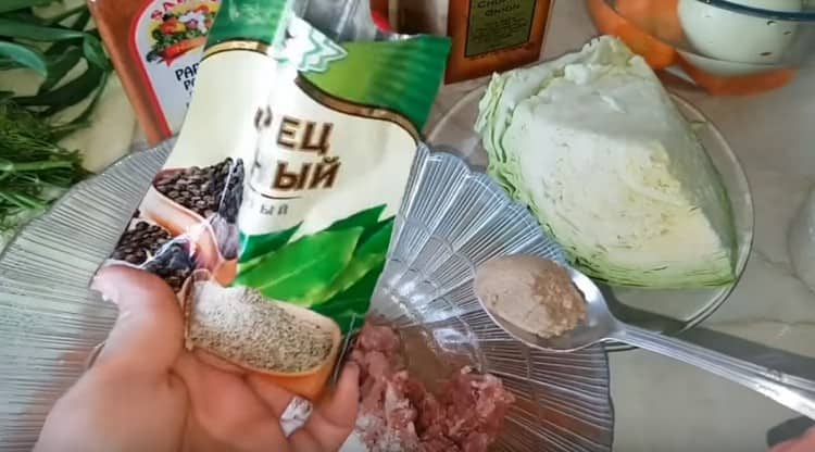 Добавете сол и черен пипер към каймата.