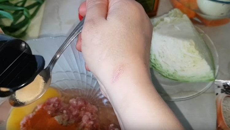 Добавете и сушен чесън.