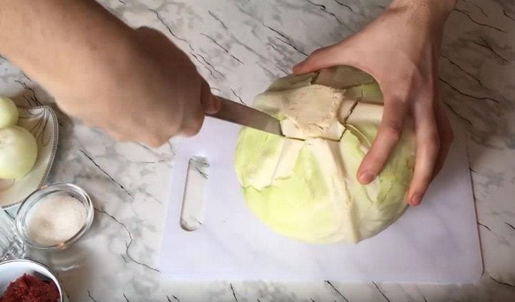 Fra kål skærer vi ud en stubbe.