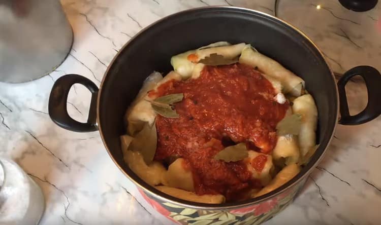 Tilsæt øjeblik peberærter, laurbærblad.