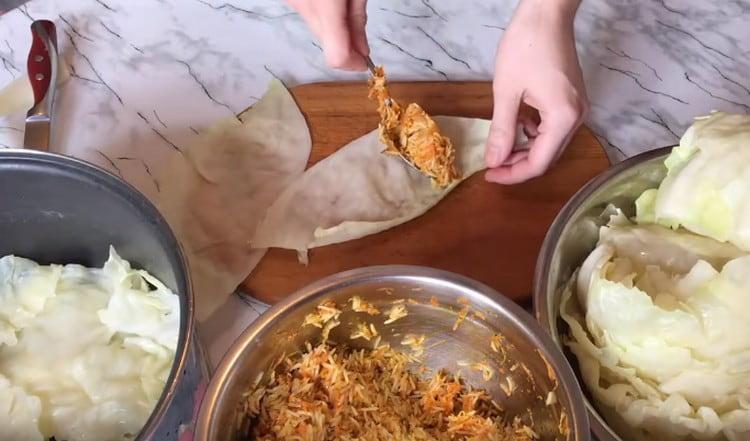 Vi spreder fyldets ske på kålen.