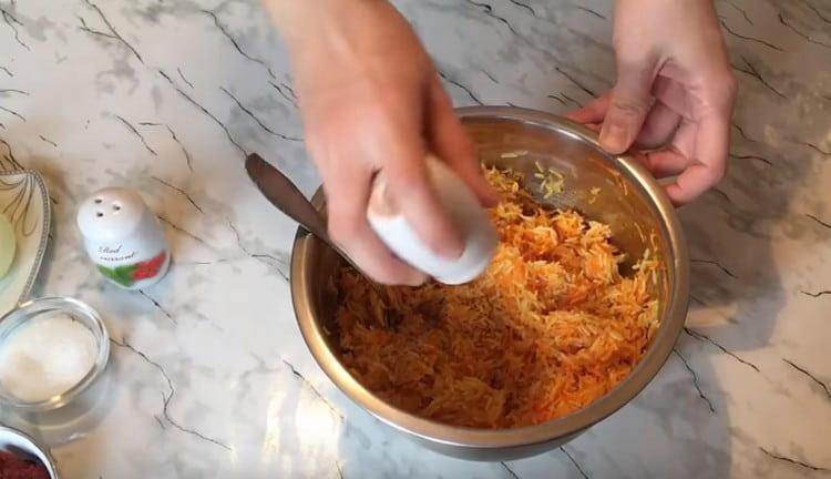 Salt fyldet, peber, og bland det godt.