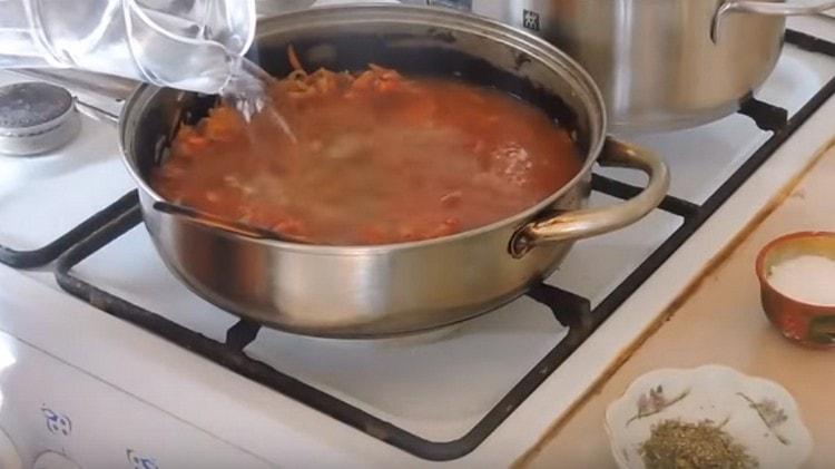 Adăugați apă în sos.