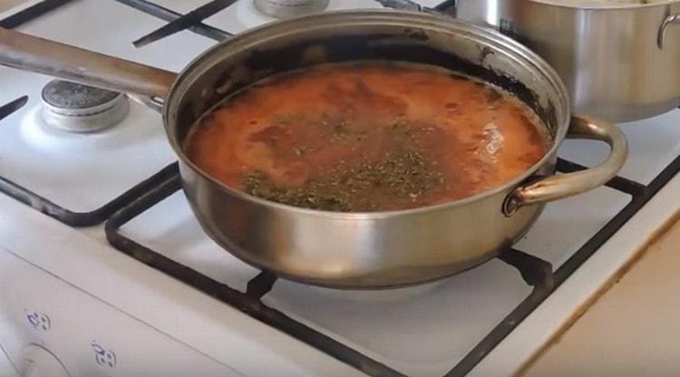 Sareți sosul, adăugați condimente.