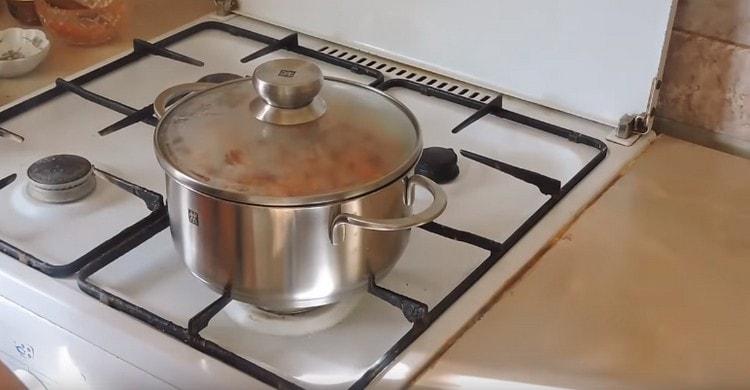 Se fierbe varză de rulou cu carne și orez sub capac timp de aproximativ 45 de minute.