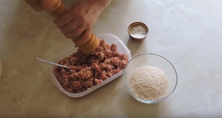 Sare și piper carne tocată.