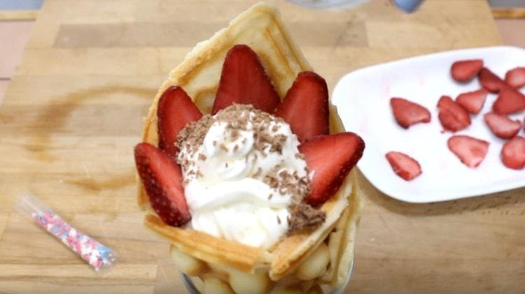 מפזרים שוקולד מגורד עם הקינוח.