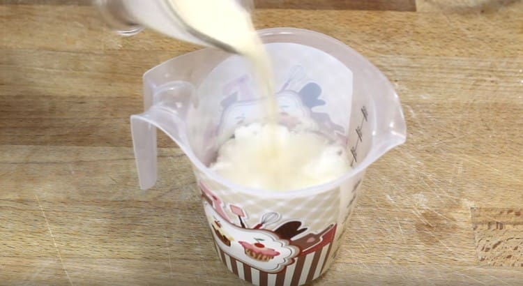 חלב מרוכז מומס במים.