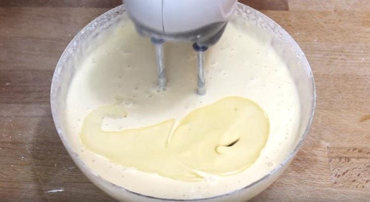 מוסיפים לבצק תמצית וניל ושמן צמחי.