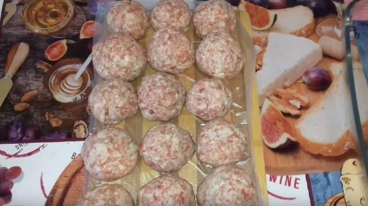 Après avoir mélangé la farce, nous en faisons des boulettes.