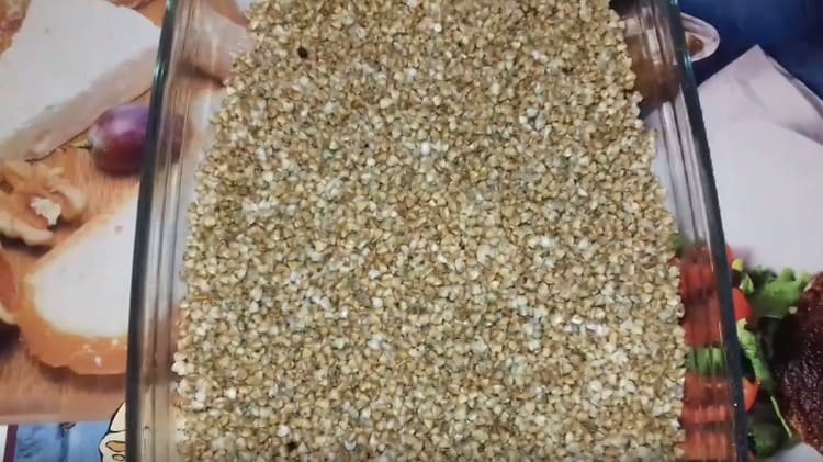 Nous répandons le sarrasin dans un plat allant au four, en drainant l’eau.