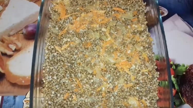 Sur le sarrasin, répartissez la moitié de la sauce aux légumes.