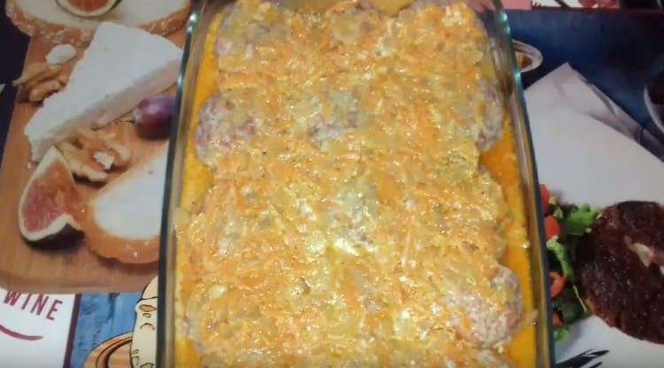 Ensuite, étalez les boulettes de viande et recouvrez du reste de la sauce.