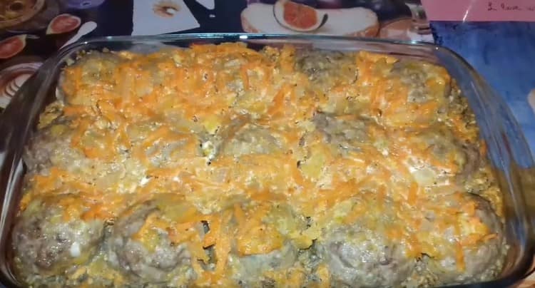 Le sarrasin avec des boulettes de viande au four est cuit pendant environ 40 minutes.