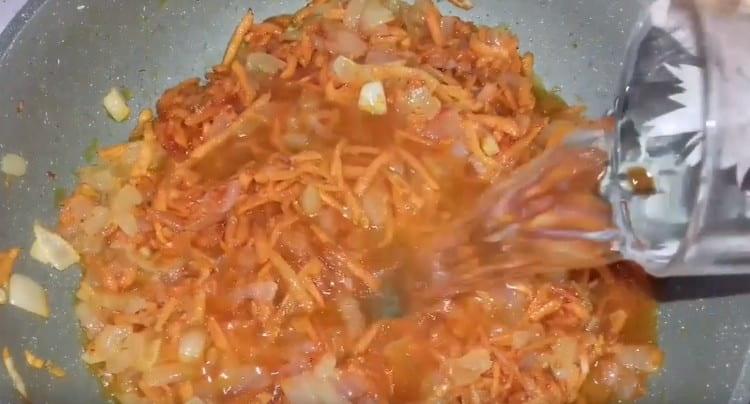 Ajouter de l'eau à la friture.