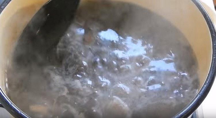 Fierbeți ciupercile.