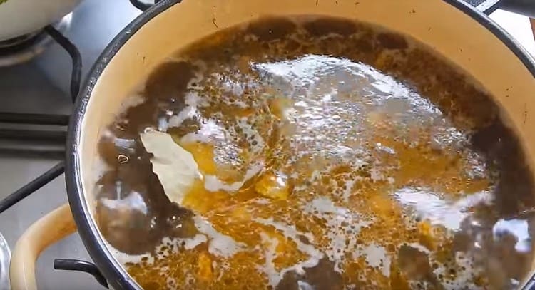 La sfârșit, săreați vasul după gust, adăugați frunza de dafin.