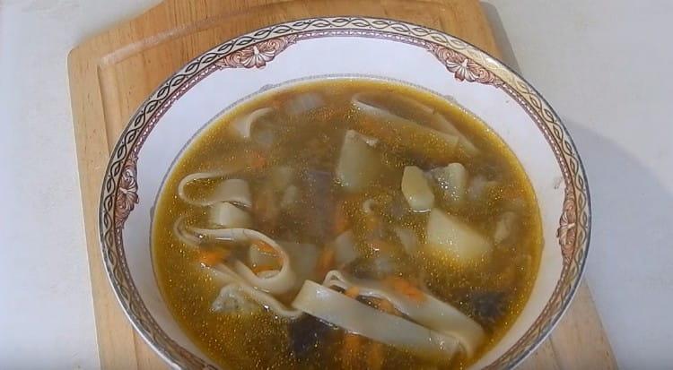 Fidea de ciuperci aromate este gata.