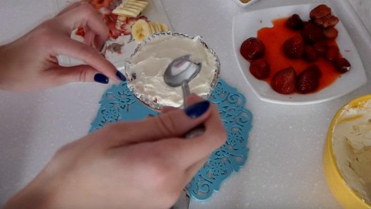 Repetați straturile de desert.