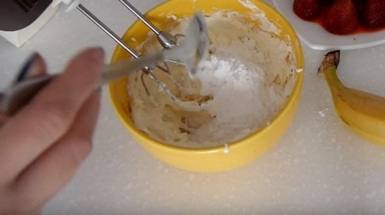 Adăugați zahăr pudră în masă.