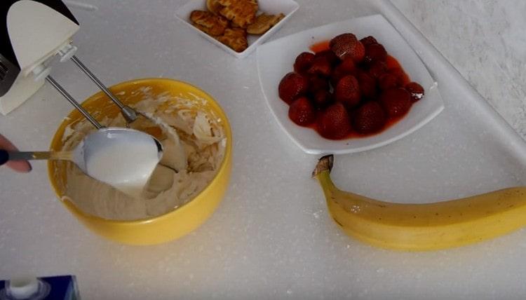 Adăugați cremă la mascarpone.