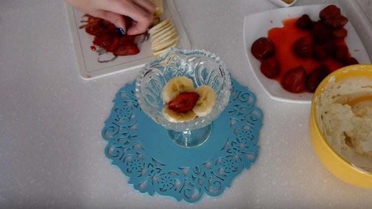 Întindeți câteva felii de banane și căpșuni.