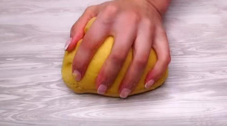 Pétrir la pâte douce et lisse.