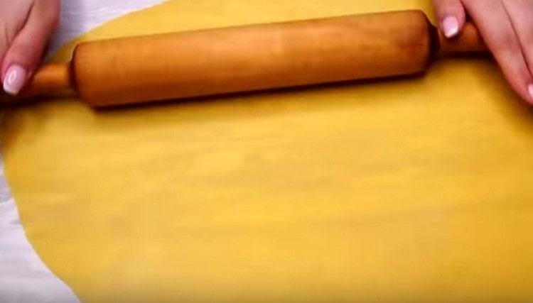 Abaisser chaque partie de la pâte en fines couches.