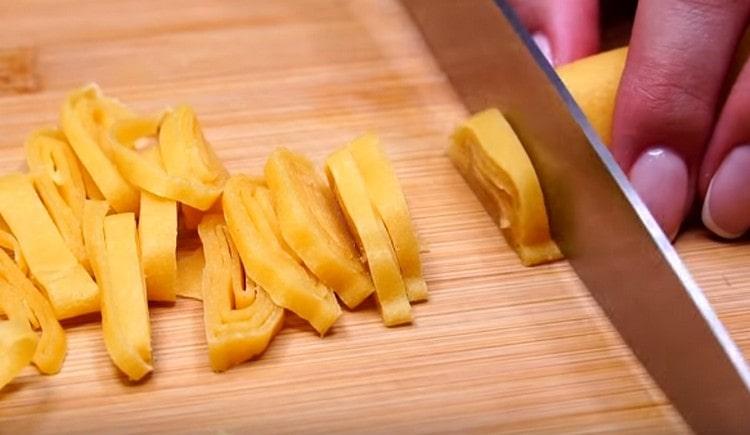 Couper le rouleau en nouilles.