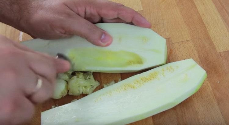 Il est également conseillé de retirer les graines des courgettes.