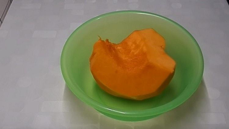 Curățăm dovleacul, scoatem semințele.