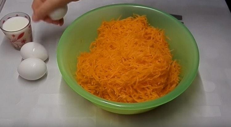 Frecați dovleacul pe o răzătoare.