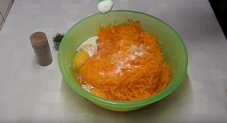 Apoi, adăugați condimente, sare, usturoi.