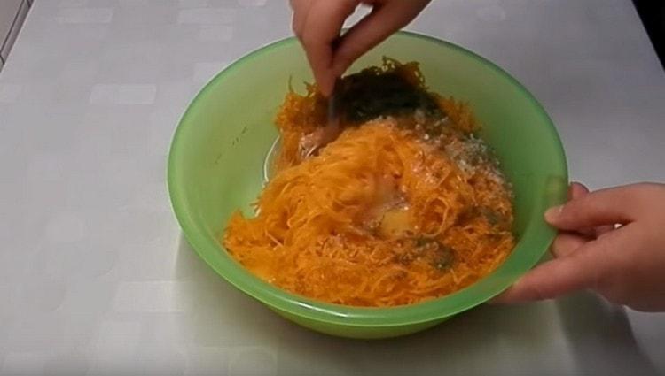 Se amestecă bine toate ingredientele.