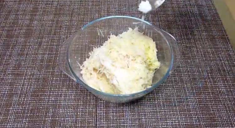 Brambory trochu osolte, aby se rozlil šťáva.