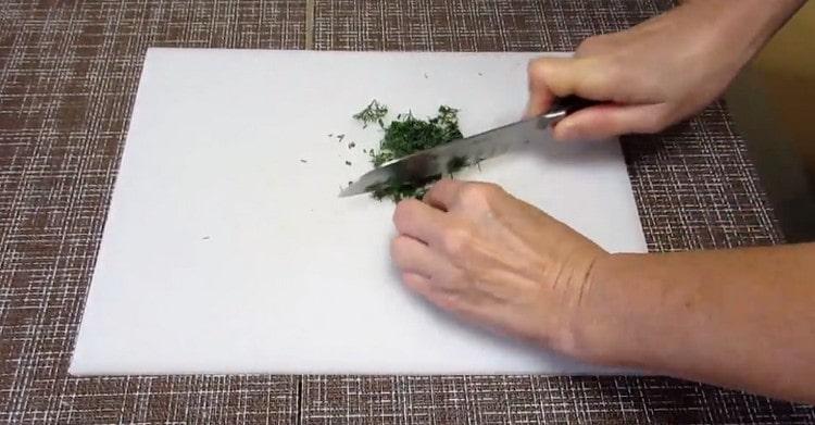 Rozdrťte čerstvé bylinky.