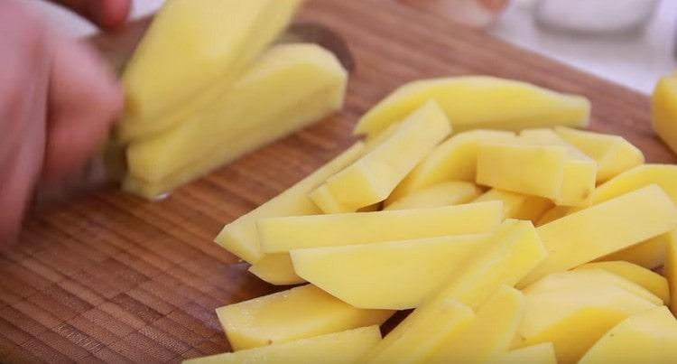 Pinutol namin ang mga gulay sa naturang hiwa upang magkasya sila sa gilingan ng karne.