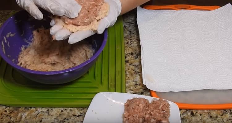 Z bramborové hmoty připravíme dort, rozdělíme na něj maso.