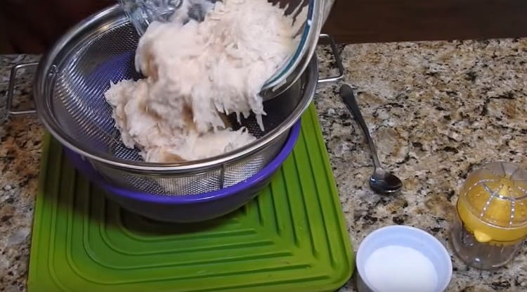 Poté je třeba brambory přenést na síto, aby ze skla vytekla tekutina.