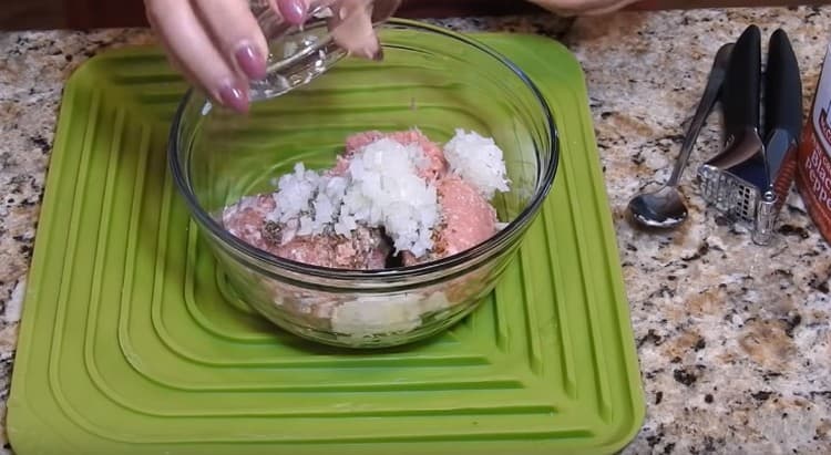 Poté přidejte nakrájenou cibuli k mletému masu a dobře promíchejte.