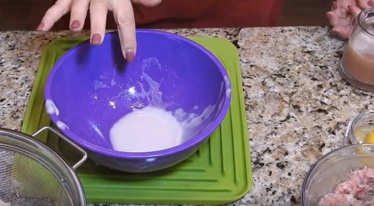 Vypustíme tekutinu zbývající po bramborách a škrob ponecháme na dně.