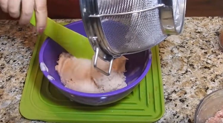 Suchou bramborovou hmotu přeneseme do misky se škrobem.