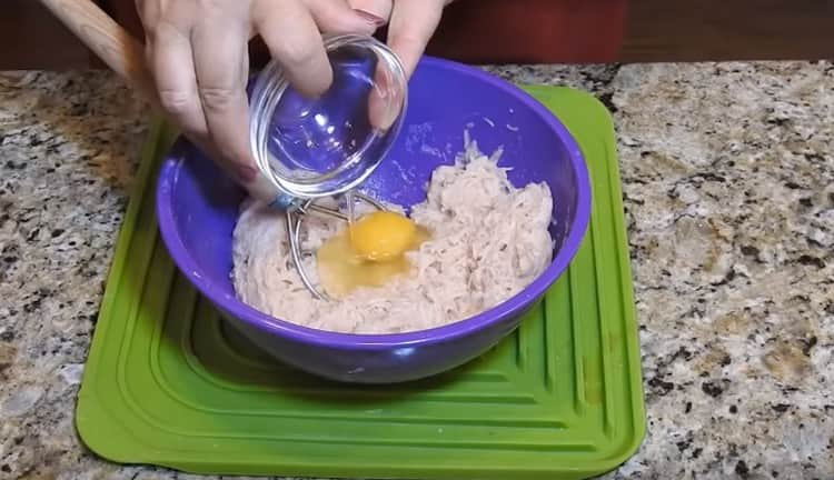 Přidejte vejce do brambor.