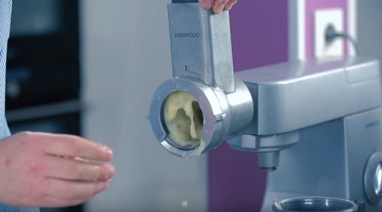 Se curăță și se toacă cartofii pe o răzătoare, se combină sau se toacă carne.