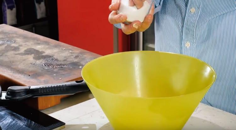 Adăugați făina, sarea și piperul.