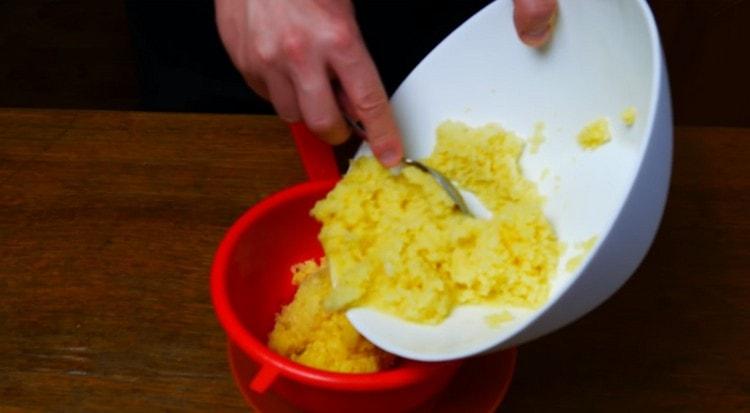 Presați masa de cartofi cu o strecurătoare.